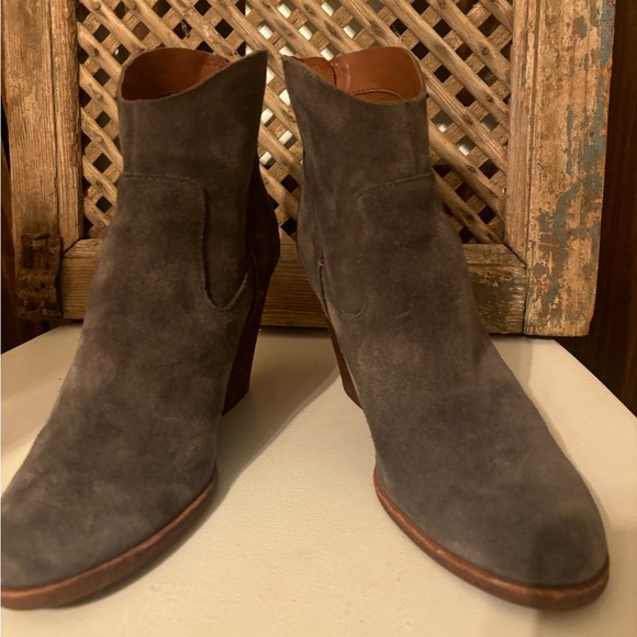 These boots are GORGEOUS!! Worn one time! They are a size 8. - Picture 3 of 8